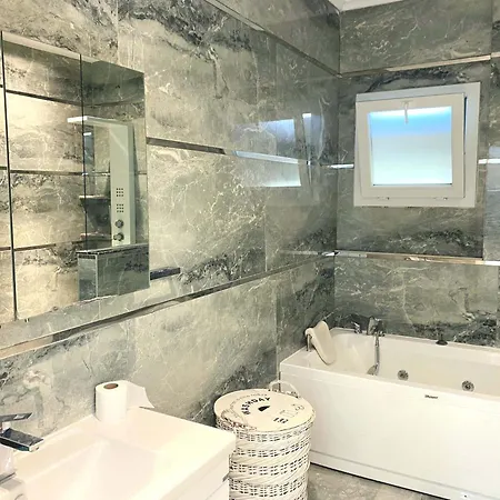 Terasus, 4 Bedroom, Large Garden And Private Swimming Pool 페티예
